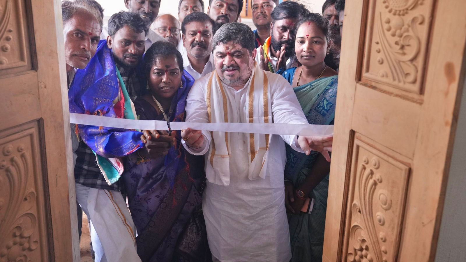 ఇళ్లు ప్రారంభించి నూతన గృహ ప్రవేశం కార్యక్రమంలో పాల్గొన్న  మంత్రి పొన్నం ప్రభాకర్..